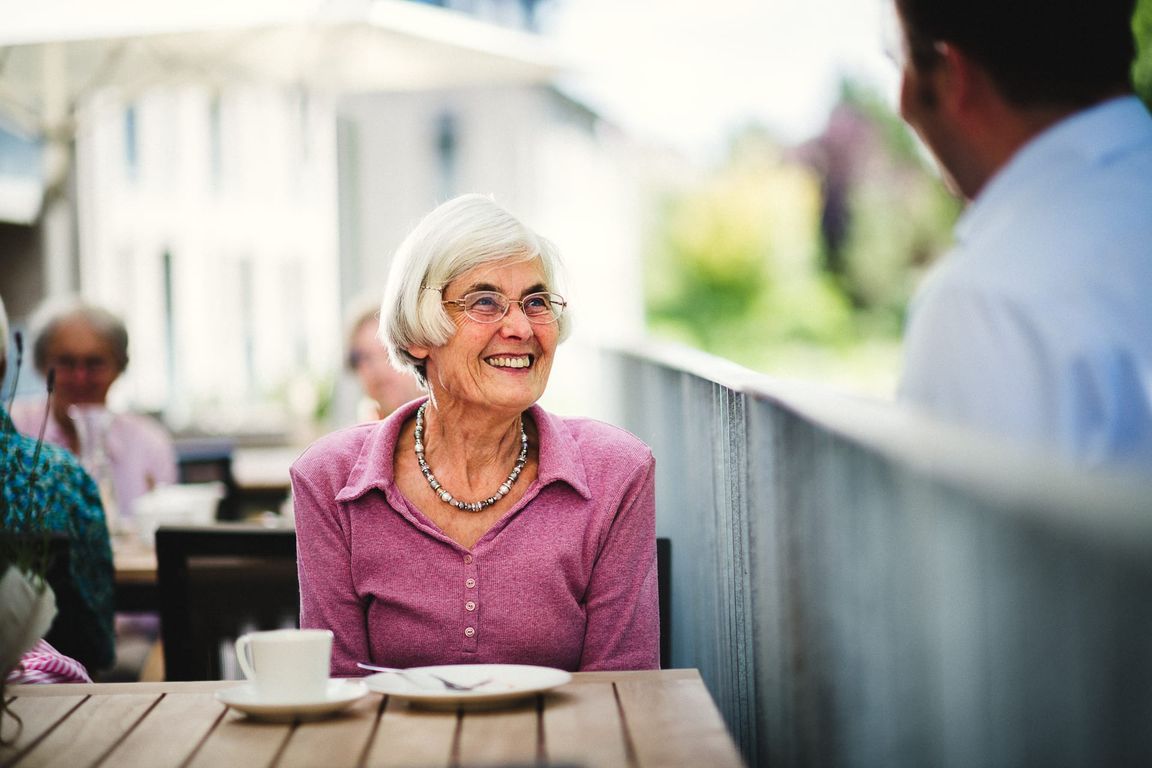 Bewohnerin auf der Terrasse bei Kaffee und Kuchen in der Seniorenresidenz Hannover Landhaus Pflege & Wohnen