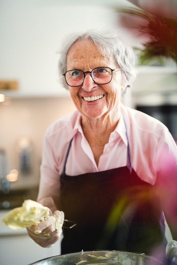 Bewohnerin im Pflegeheim in Hannover Landhaus Pflege und Wohnen beim Backen