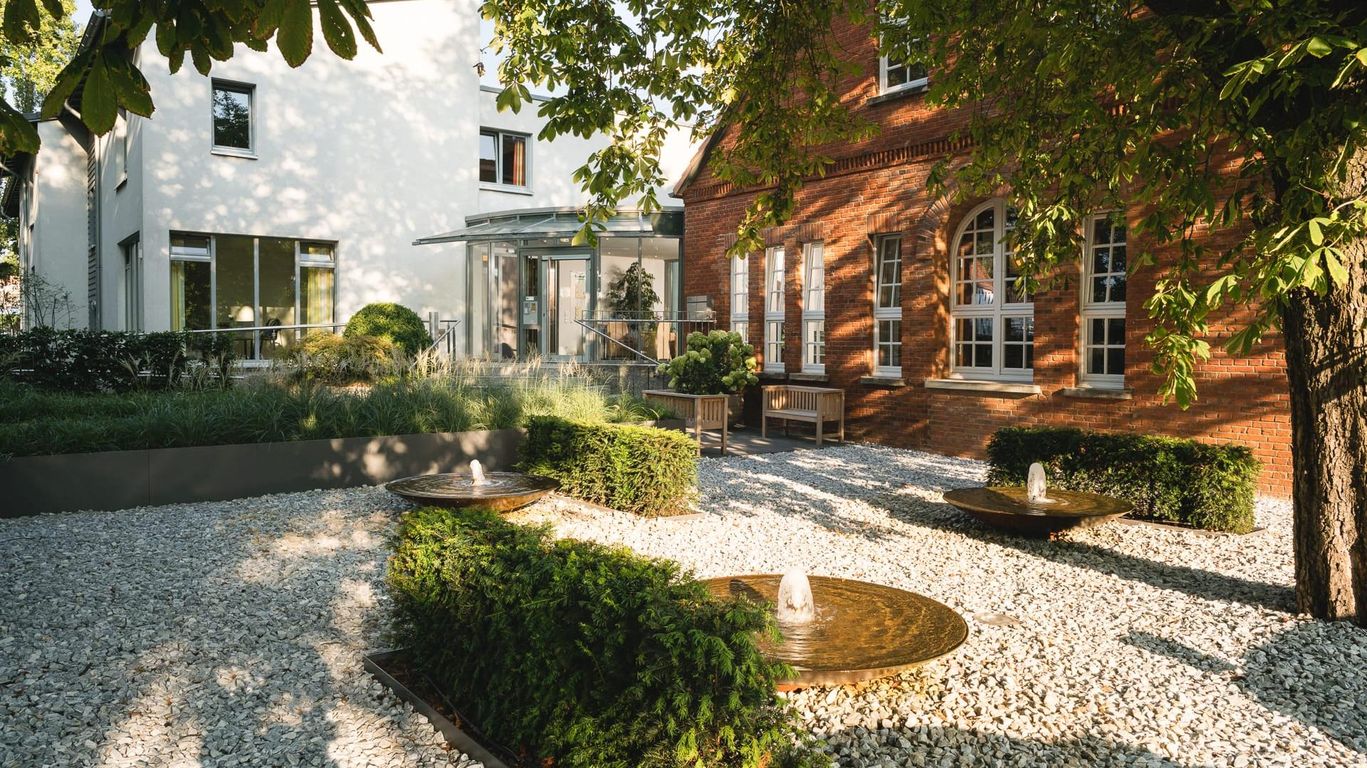 Innenhof im Landhaus Pflege und Wohnen Altenheim Hannover, Zugang Pflegeheim und Neubau zu al