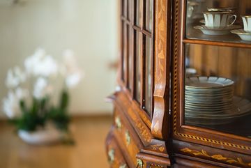 Historischer Schrank mit wertvollem Porzellan Geschirr im Pflegeheim in Hannover Landhaus Pflege und Wohnen